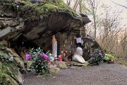 38 La Grotta della Madonna di Lourdes con Papa Giovanni
